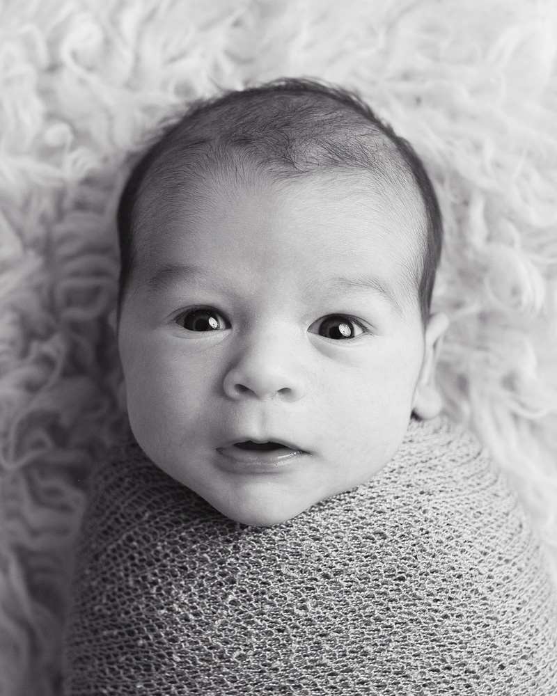 close-up-newborn-photo-in-black-and-white